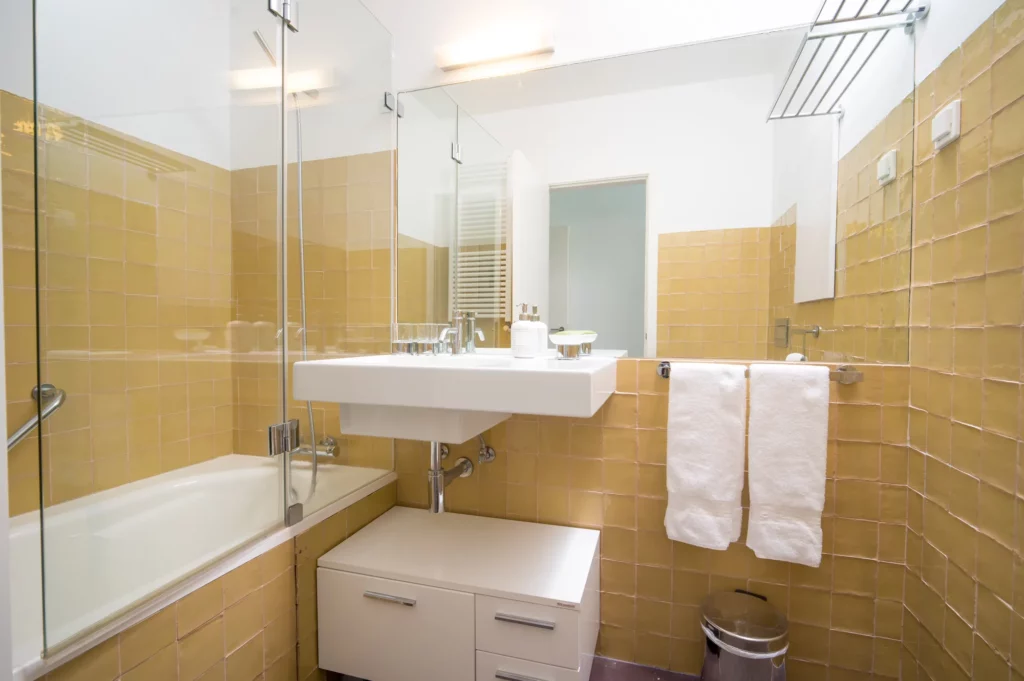 Detalle de baño y acabados interiores