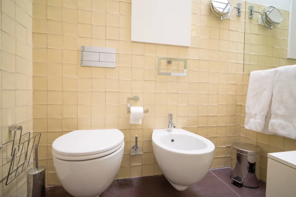 Detalle de baño y acabados interiores de una de las suites