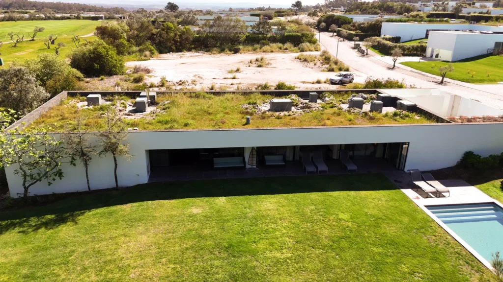 Fachada exterior al jardín de la villa en Óbidos