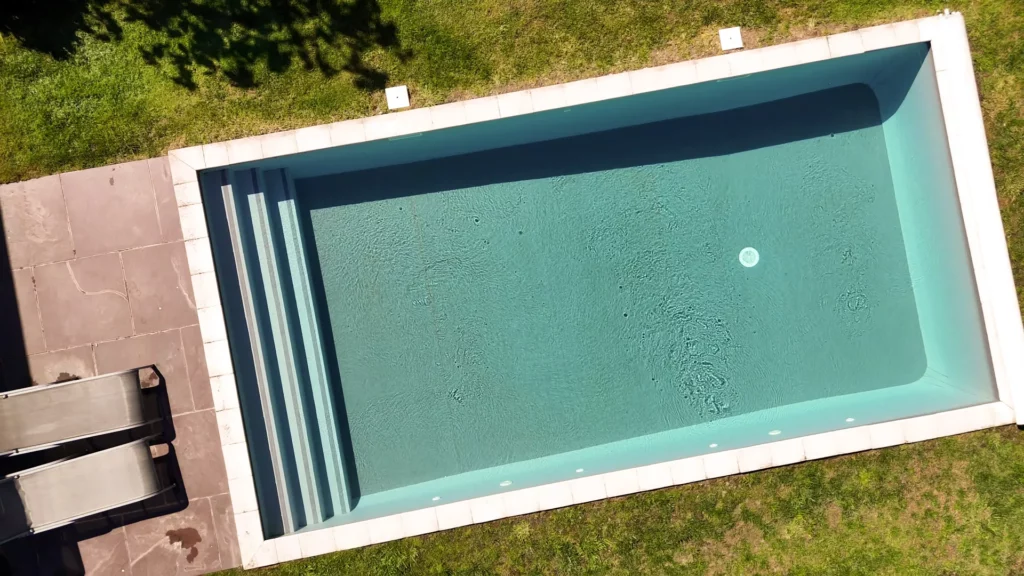 Vista aérea piscina privada en la villa Bom Sucesso Resort