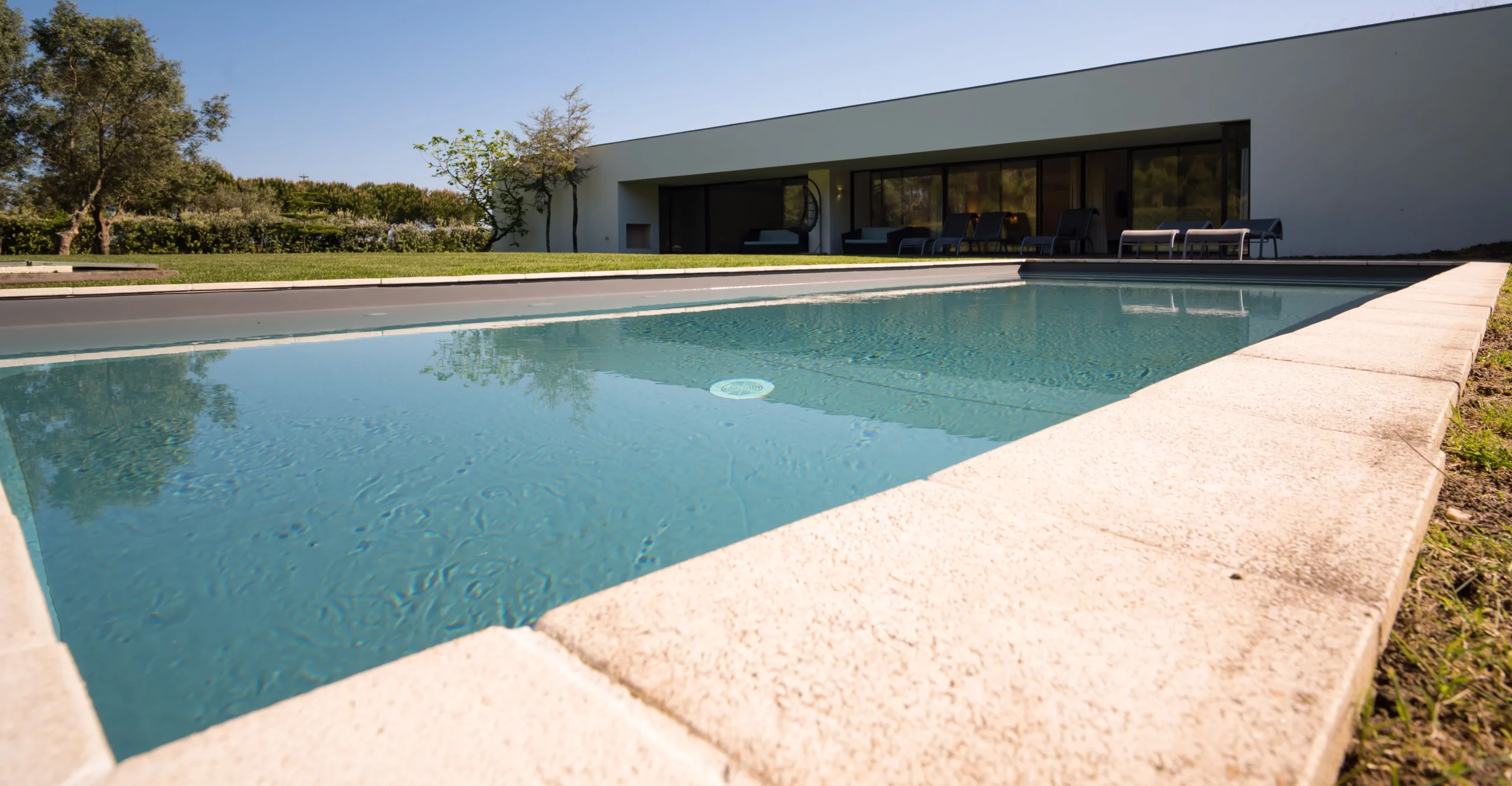 Casa en venta en Bom Sucesso Resort con piscina y jardín privado