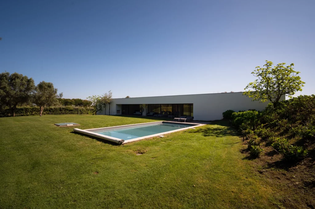 Jardín y piscina privados de la vivienda en Bom Sucesso Resort