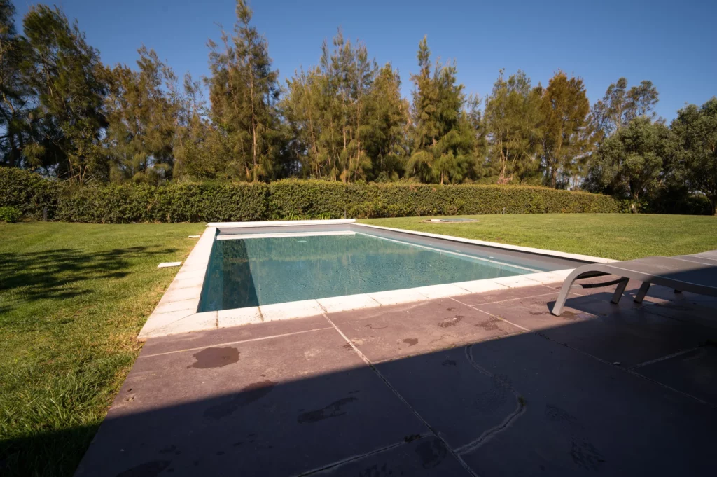 Piscina privada y jardín de la villa