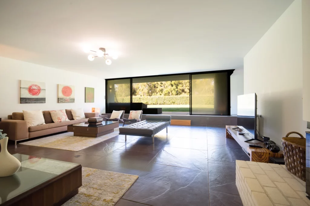 Salón principal de la villa en Bom Sucesso Resort con vistas al jardín y piscina