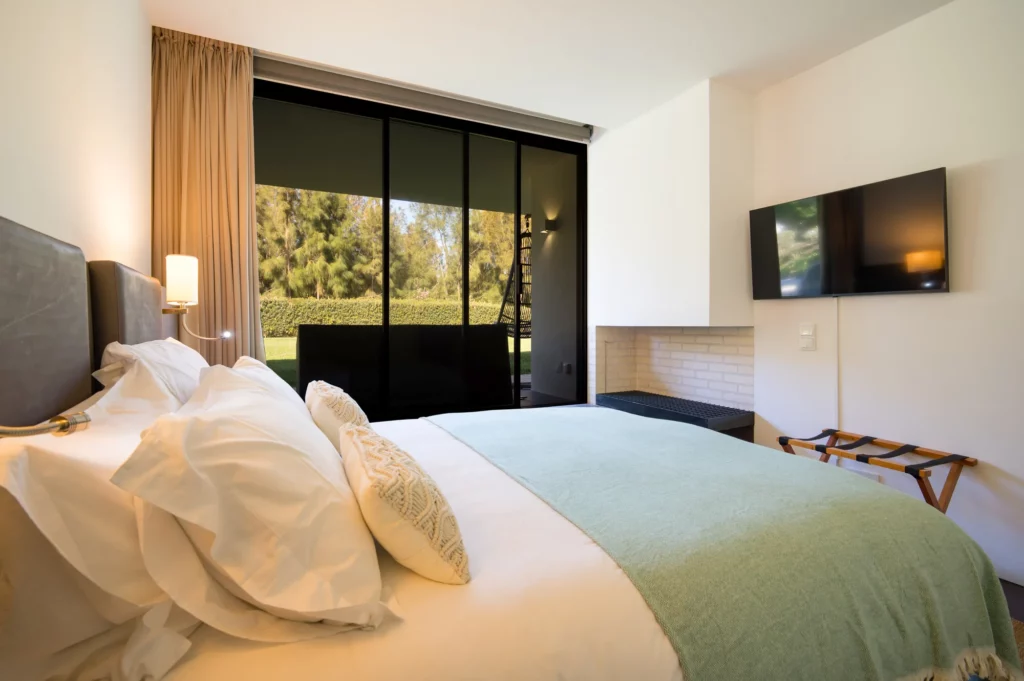 Dormitorio en suite de la villa vistas con vistas al exterior y TV en pared frontal