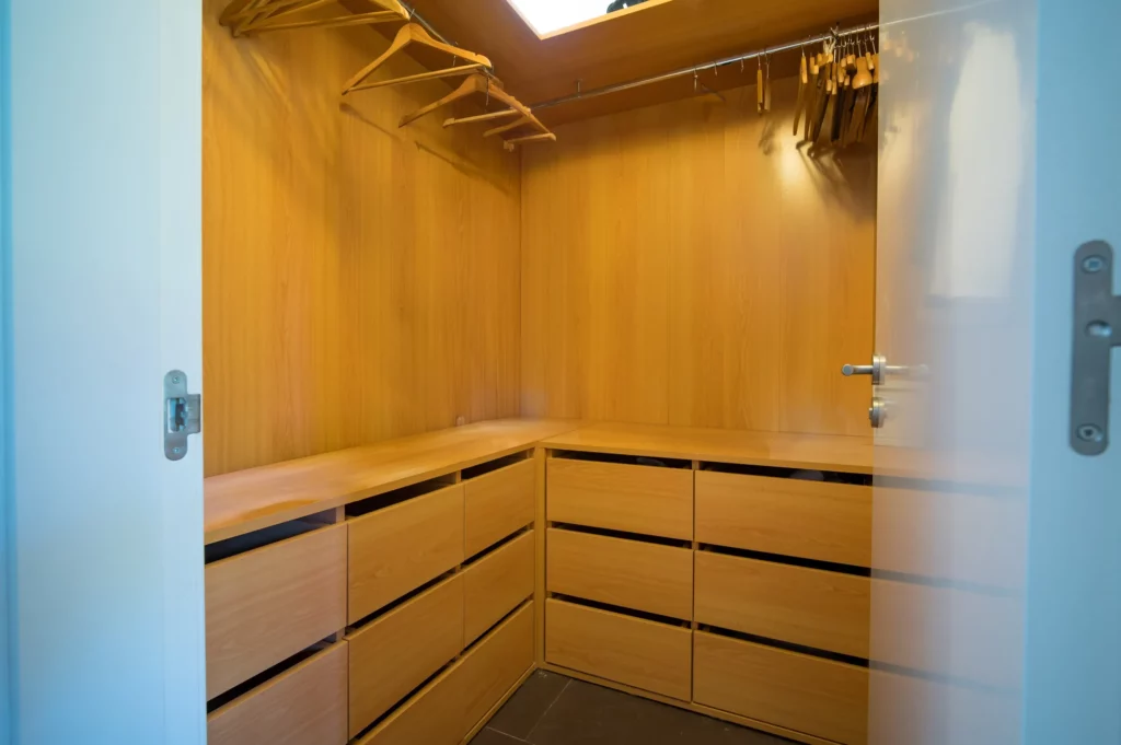 Otra vista vestidor de la suite principal en la villa Bom Sucesso Resort - Óbidos - Portugal