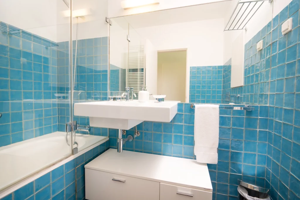 Baño azul de la villa Bom Sucesso Óbidos en Portugal
