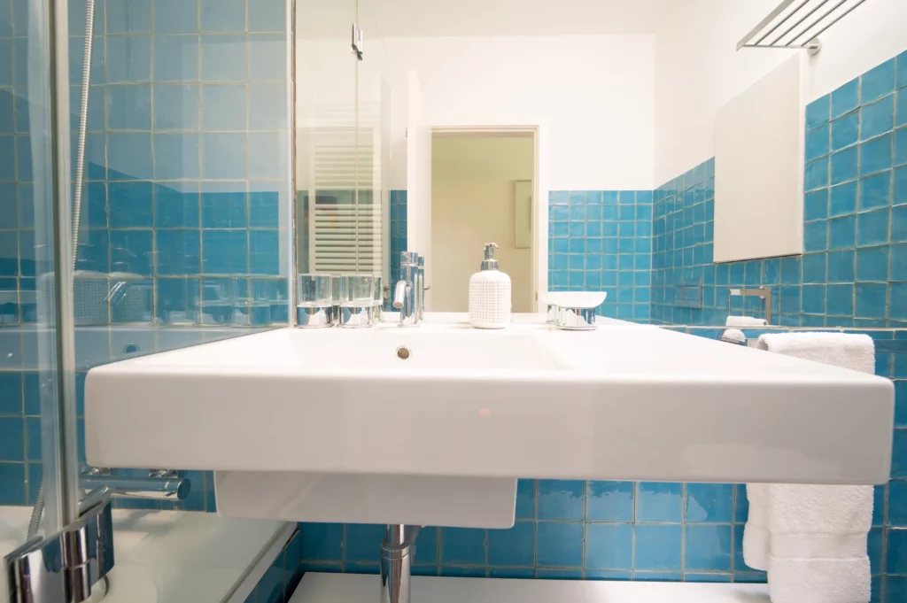 Baño azul de la villa Bom Sucesso Óbidos en Portugal