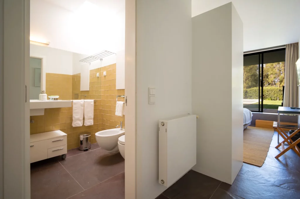 Detalle acceso suite y baño en la villa Bom Sucesso Resort Óbidos