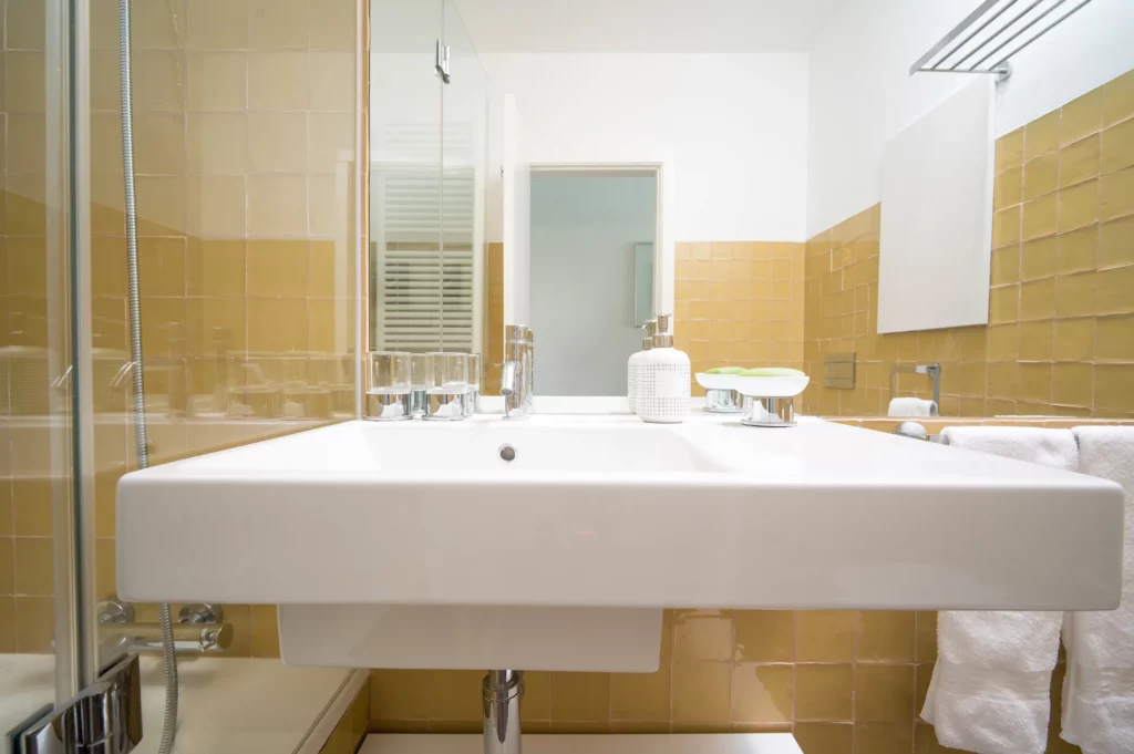 Baño marrón de la villa Bom Sucesso Óbidos en Portugal