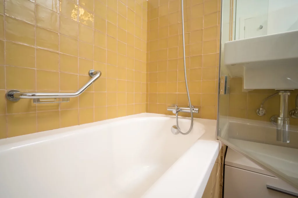 Baño marrón de la villa Bom Sucesso Óbidos en Portugal