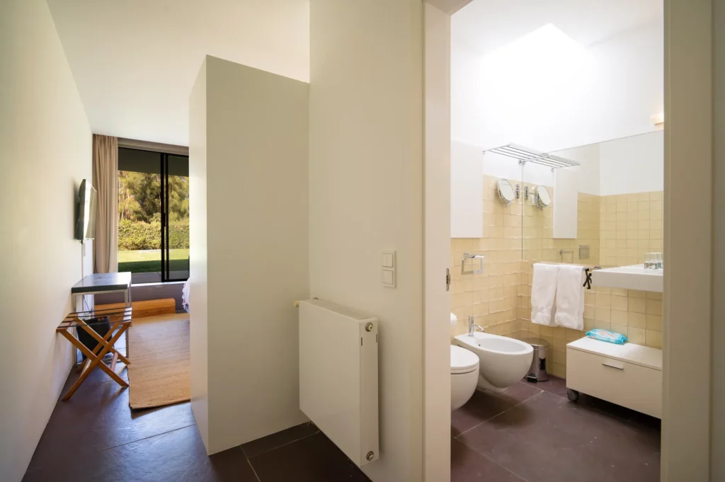 Detalle acceso suite y baño en la villa Bom Sucesso Resort Óbidos