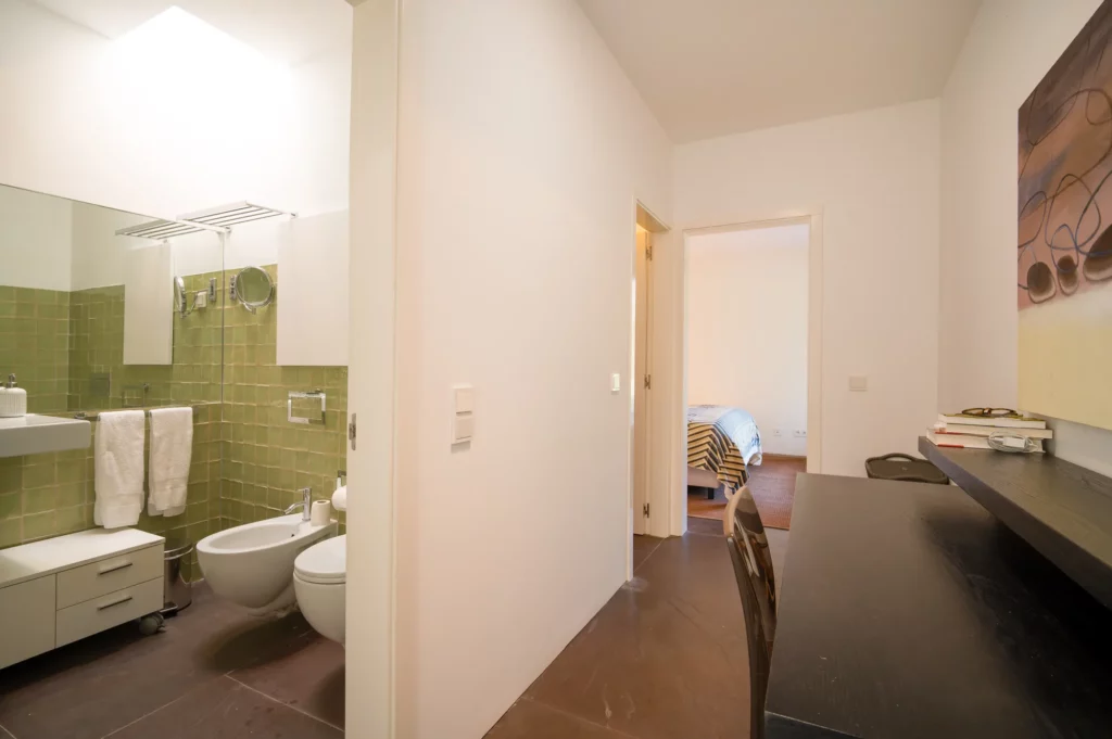 Detalle acceso suite y baño en la villa Bom Sucesso Resort Óbidos