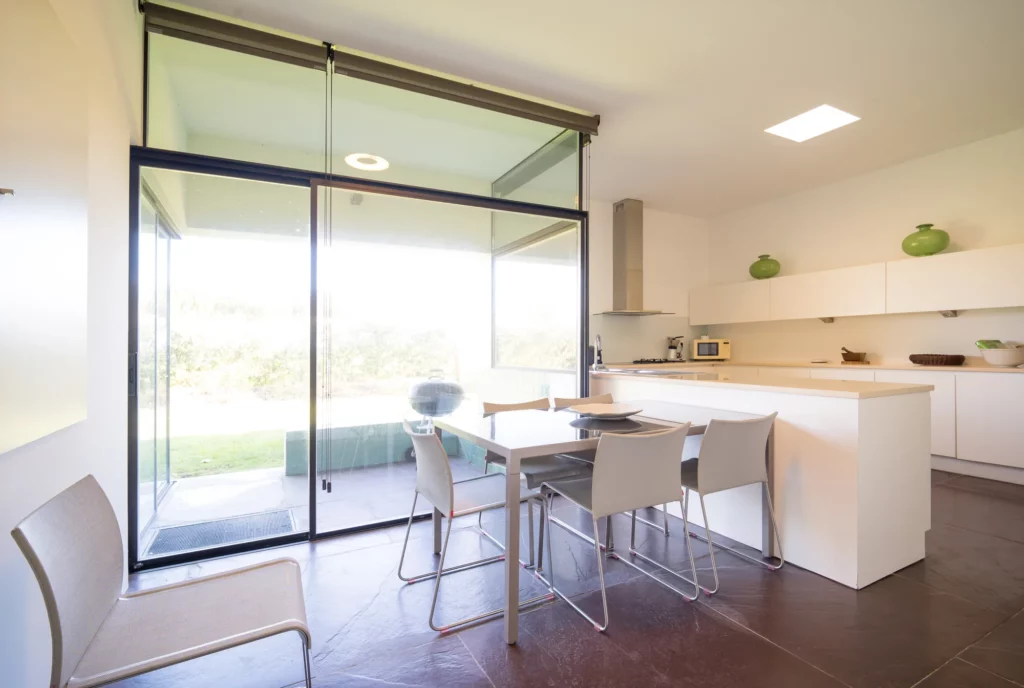Otra vista de la cocina de la villa Bom Sucesso en Óbidos Portugal