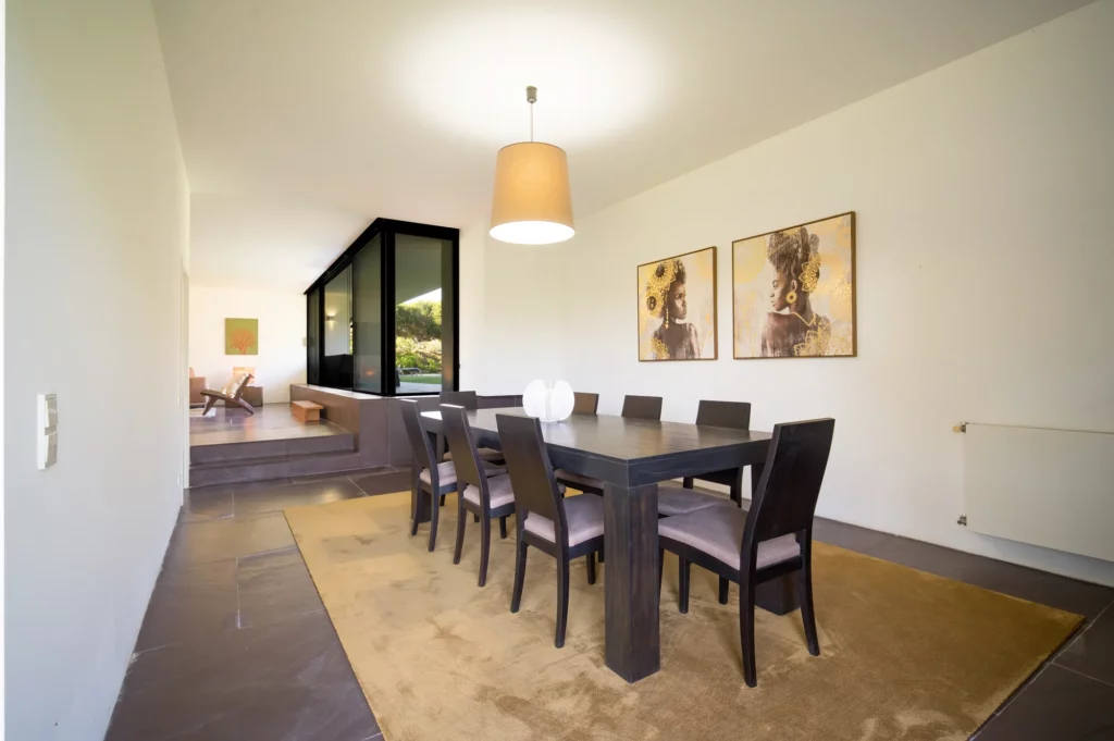 Otra vista comedor en la villa Bom Sucesso en Óbidos Portugal