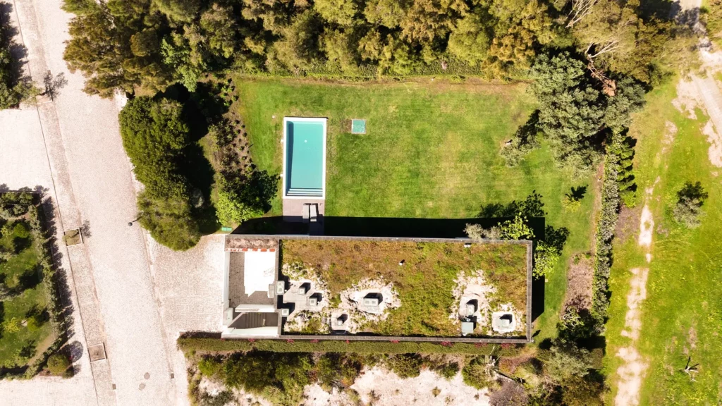 Vista desde dron del jardín y piscina privados de la villa Bom Sucesso Resort - Óbidos - Portugal