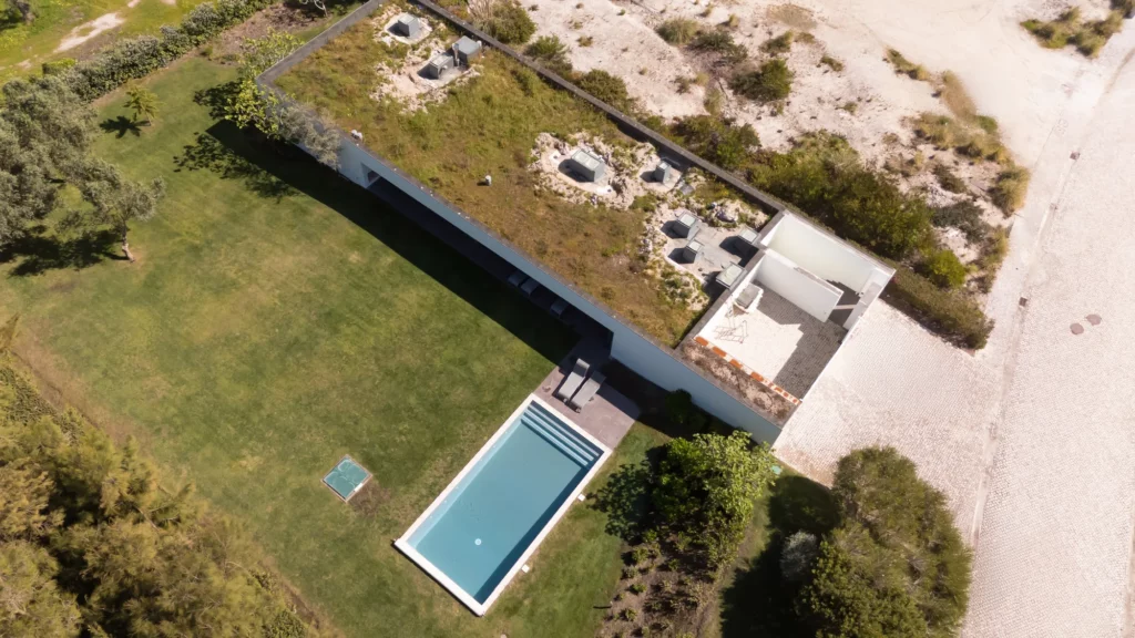 Otra vista desde dron del jardín y piscina privados en la villa Bom Sucesso - Óbidos