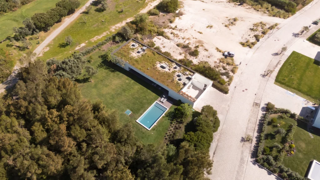 Lejana vista desde dron del jardín y piscina privados en la villa Bom Sucesso - Óbidos