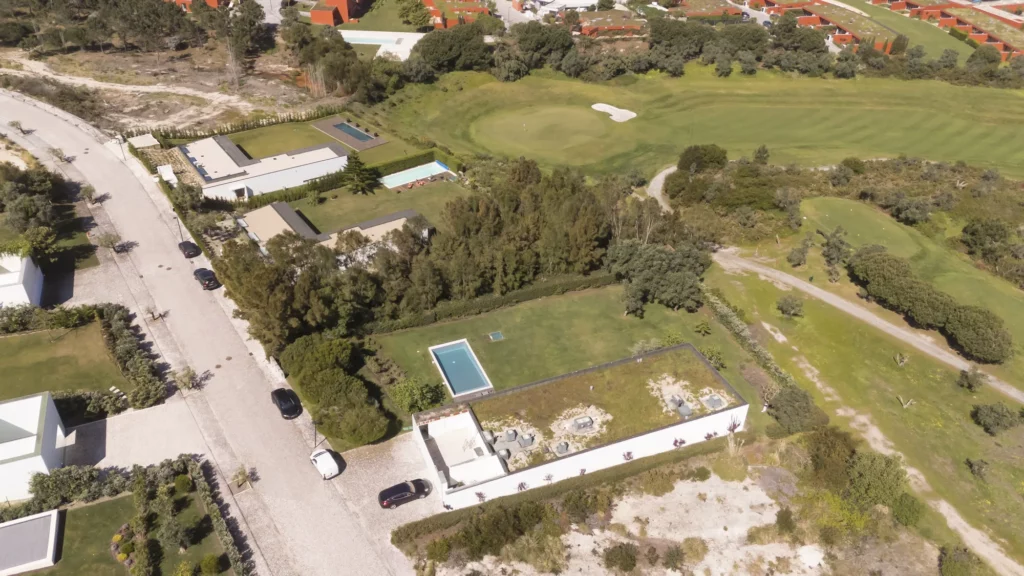 Muy lejana vista desde dron del jardín y piscina privados en la villa Bom Sucesso - Óbidos