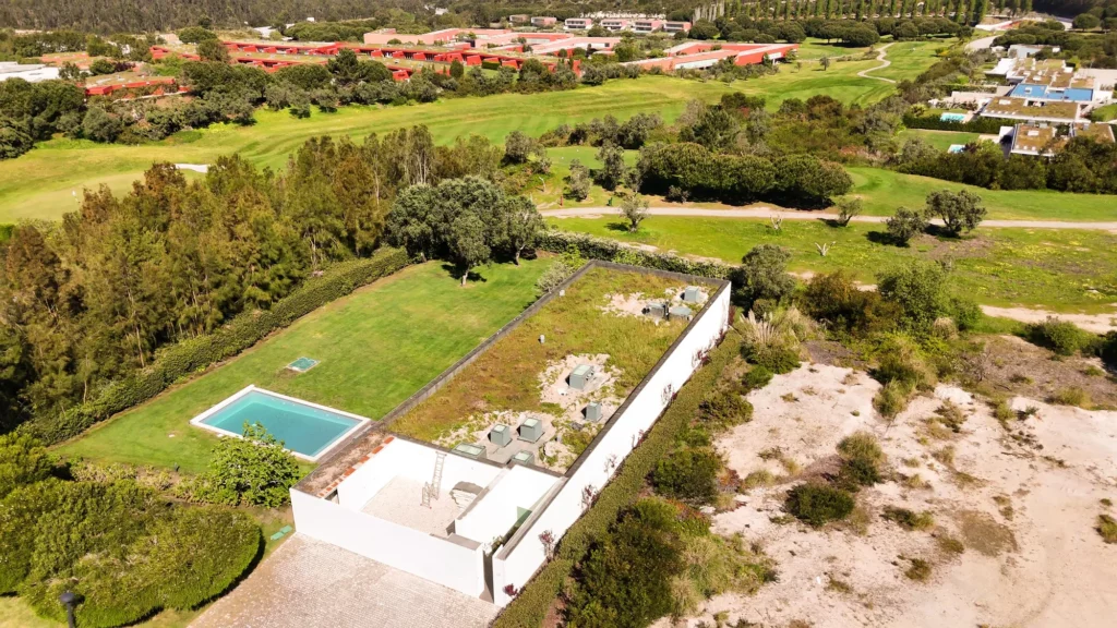 Otro ángulo de vista desde dron de la villa, jardín y piscina privados en Bom Sucesso - Óbidos - Portugal
