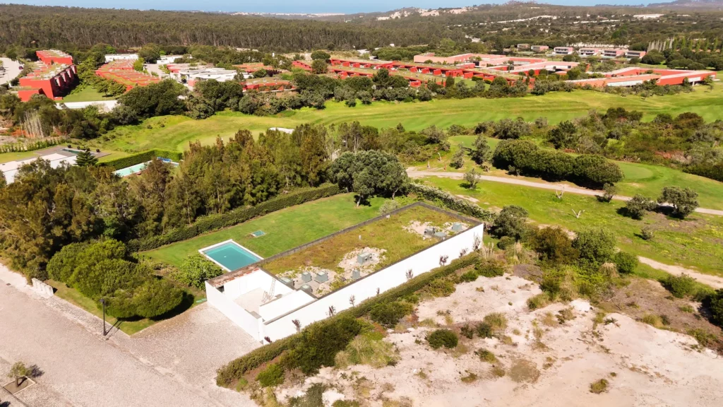 Vista desde dron de la villa, jardín y piscina privados en Bom Sucesso - Óbidos