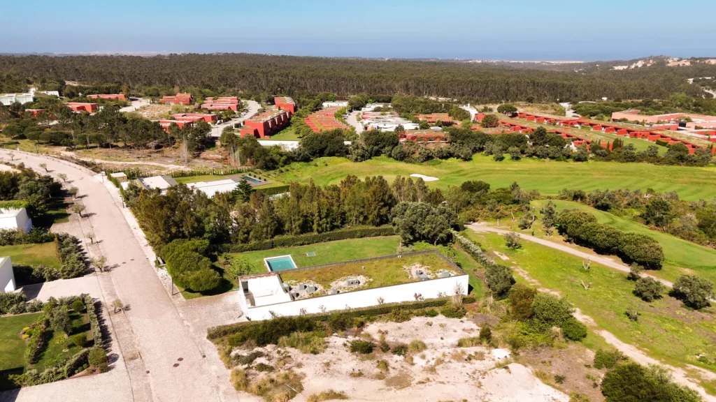 Vista desde dron de la villa y horizonte en Bom Sucesso - Óbidos