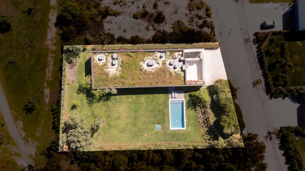 Vista dron del jardín y piscina de la villa Bom Sucesso Resort - Óbidos - Portugal