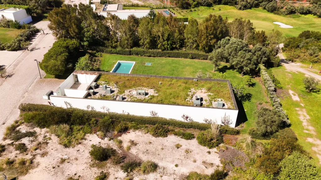 Otra vista del jardín y piscina de la villa Bom Sucesso Resort - Óbidos - Portugal