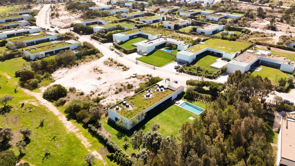 Vista dron del jardín y piscina de la villa Bom Sucesso Resort - Óbidos - Portugal
