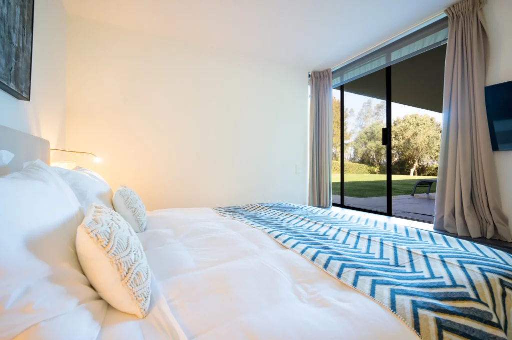 Suite azul con vistas al jardín de la villa Bom Sucesso en Óbidos Portugal