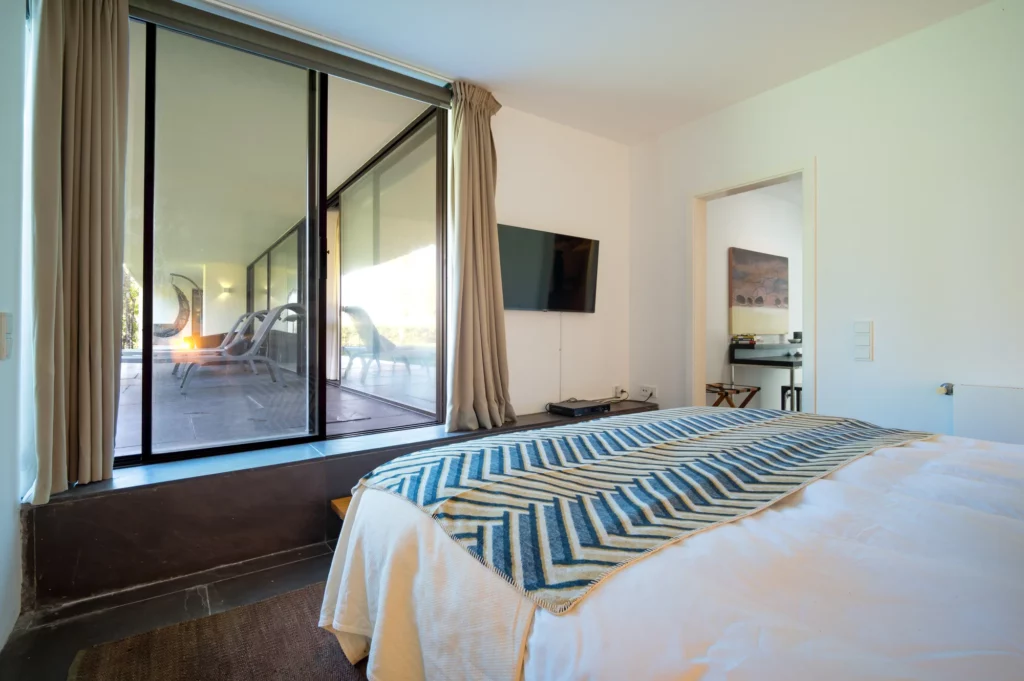 Suite azul con vistas al jardín de la villa Bom Sucesso en Óbidos Portugal