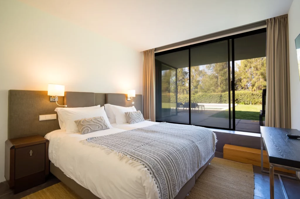 Suite gris con vistas al jardín de la villa Bom Sucesso en Óbidos Portugal