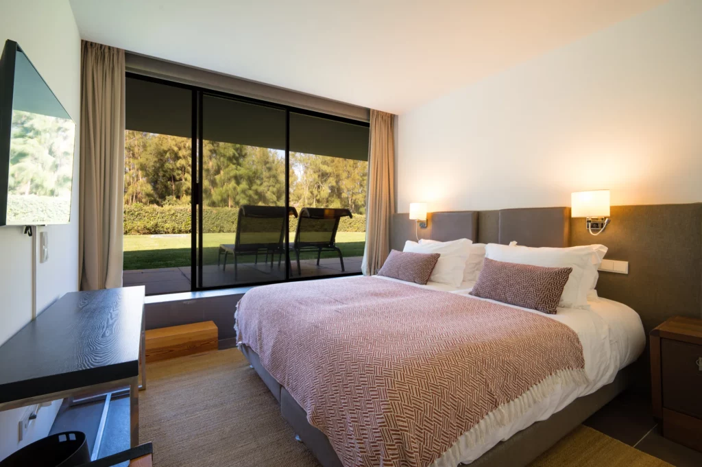 Suite roja con vistas al jardín de la villa Bom Sucesso en Óbidos