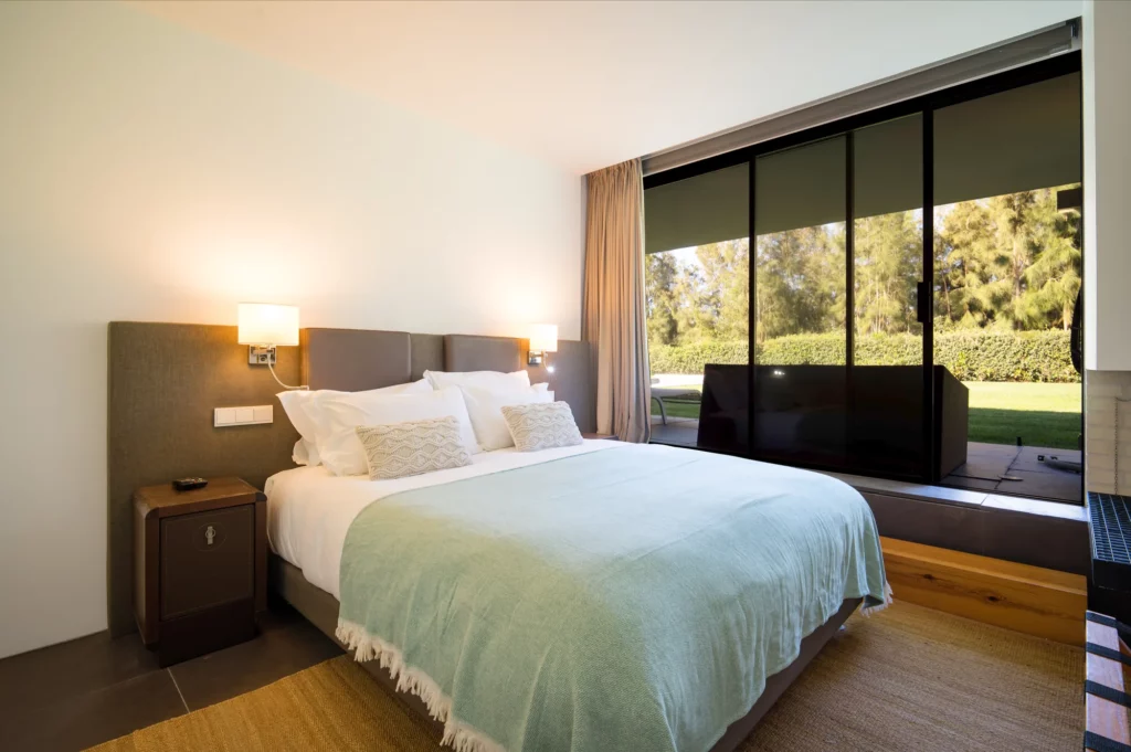 Suite verde con vistas al jardín de la villa Bom Sucesso en Óbidos Portugal